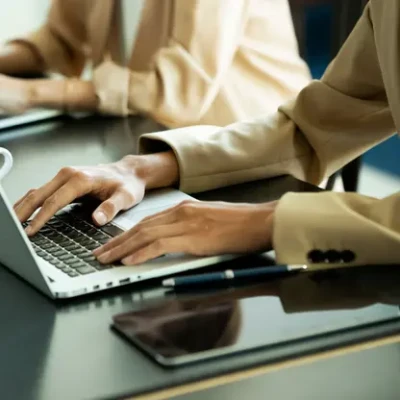 orang bekerja di laptop dengan jadwal padat dan risiko sembelit